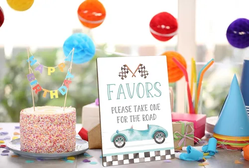 Vista 5 de Letreros de fiesta de cumpleaños de coche de carreras, Favores por favor toma uno para el camino, cartel de madera de 8 x 11 con soporte, decoración