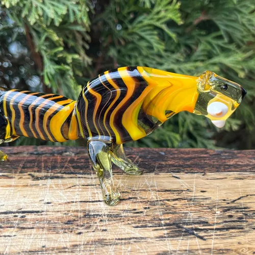 Vista 3 de Figura de tigre de cristal – Miniatura soplada a mano estilo Murano – Estatua de cristal de arte para escritorio o estante – Adorno coleccionable