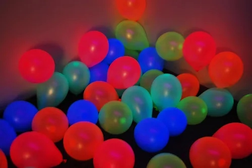 Vista 9 de DIRECTGLOW LLC Copas de fiesta de 25 quilates reactivas a la luz negra de 9 onzas con 5 globos de luz negra (multicolor)