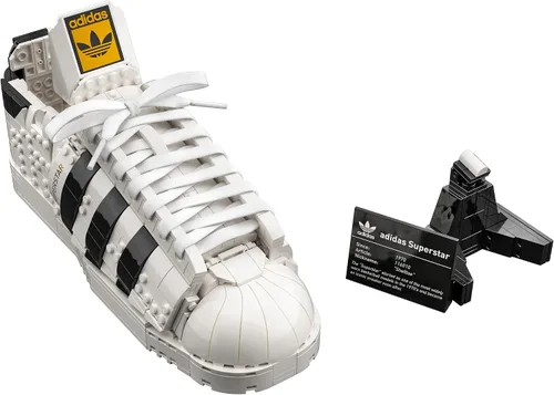 Vista 2 de LEGO Adidas Originals Superstar 10282 Kit de construcción; construye y muestra la icónica zapatilla; nuevo 2021 (731 piezas)