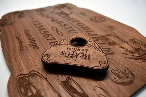Vista 3 de Ouija - Tabla de madera de nogal, 13.5 x 9.5 in (14 de grosor), color natural