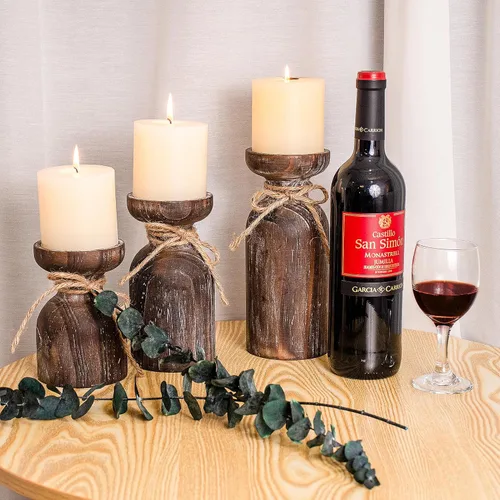 Vista 4 de Portavelas de madera de granja para velas de pilar, juego de 3 portavelas de madera rústica con cuerda de cáñamo, decoración de mesa de mesa