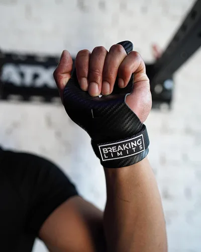Vista 9 de BREAKING LIMITS Crossfit Grips - Puños de gimnasia de 3 agujeros, agarre de mano de carbono, Calleras para Crossfit, agarre de gimnasia para hombres