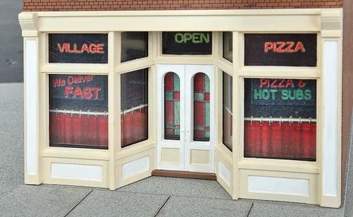 Vista 2 de Walthers, Inc. Kit de pizza Village, 3-1/8 x 5-1/2 x 4-3/4" 7.9 X 5.5 x 4.7 in