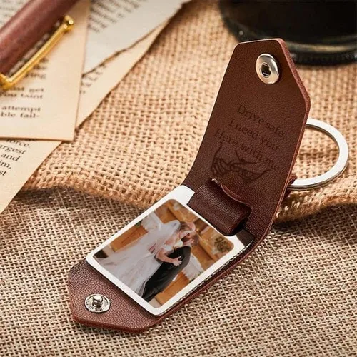 Vista 3 de IZI POD Llaveros personalizados para hombres, llaveros para novio, llavero con foto con texto en inglés "I Need You Here with Me