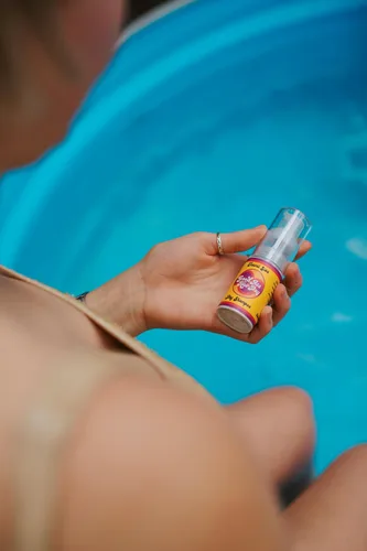 Vista 5 de Champú Seco en Polvo Good A- Hair Day – Sin Aerosol, Sin Talco, Todo Natural, Aroma a Vainilla – Absorbe Aceite, Refresca el Cabello Entre Lavados
