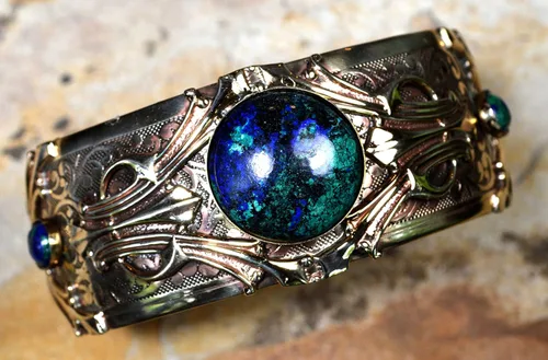 Vista 3 de Elaine Coyne Collectible Artwear Pulsera de latón antiguo pulido a mano con motivo Art Deco - Crisocola Latón crisoprasa
