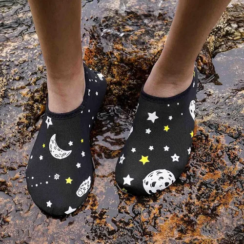 Vista 7 de Deedlite Zapatos de agua que cambian de color para mujeres, hombres y niños, zapatos casuales de senderismo acuáticos, calcetines para niños