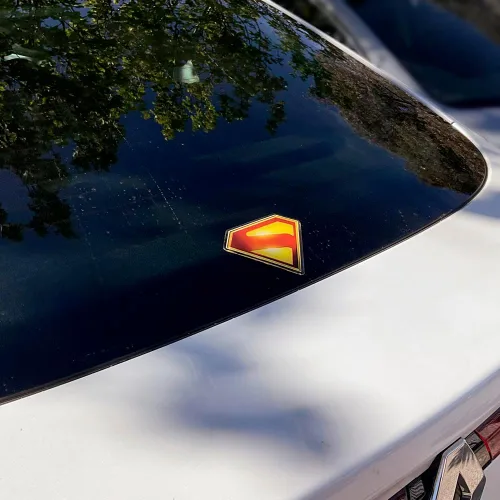 Vista 5 de Fan Emblems Calcomanía cromada para automóvil con licencia oficial de Superman (película de Superman 2025)