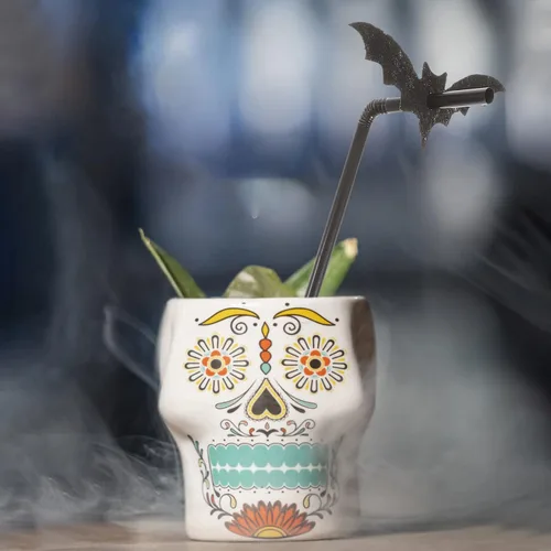 Vista 9 de Amosfun 50 juegos de pajitas de murciélago de plástico para beber suministros de fiesta de Halloween