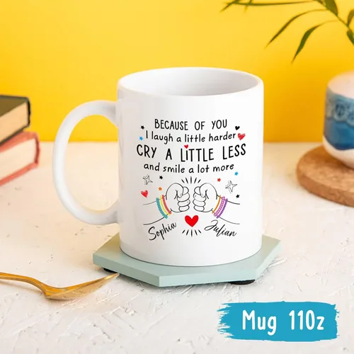 Vista 4 de Taza de cerámica personalizada con texto en inglés «Because Of You I Laugh A Little Harder Cry A Little Less And A Lot More», taza de café
