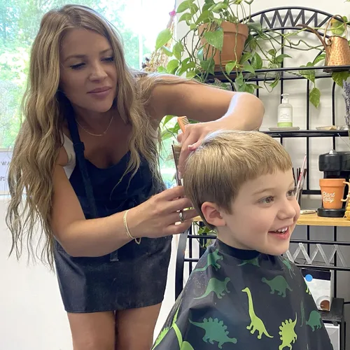 Vista 4 de Capa de peluquería para niños para cortar el pelo en casa, salón o peluquería, capa de corte de pelo para niños y niños pequeños, cuello ajustable