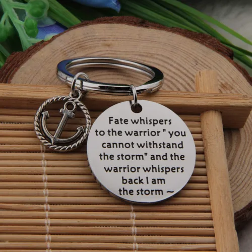 Vista 3 de FEELMEM Llavero con texto en inglés "I am The Storm Destino Whispers to The Warrior