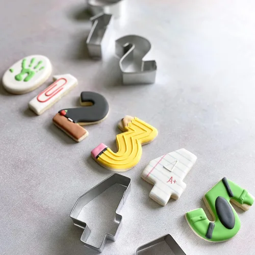 Vista 5 de R&M - Cortadores de galletas con números 1-9 con recortes. Juego de regalo de 9 piezas de 2.5 pulgadas