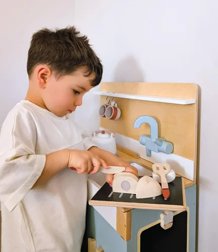 Vista 8 de Tender Leaf Toys Mini Chef Home Kitchen – Cocina de madera totalmente equipada con accesorios para cocinar – Desarrolla habilidades sociales