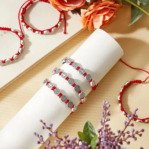 Vista 3 de Paquete de 12/6 piezas Pulseras de San Benito Protección hechas a mano con cordón rojo y negro, pulseras de muñeca Benedict ajustables, medalla
