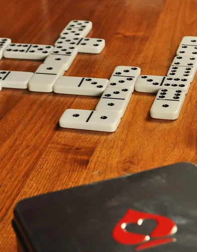 Vista 10 de ACE Double Six Dominoes en estuche de lata, color blanco