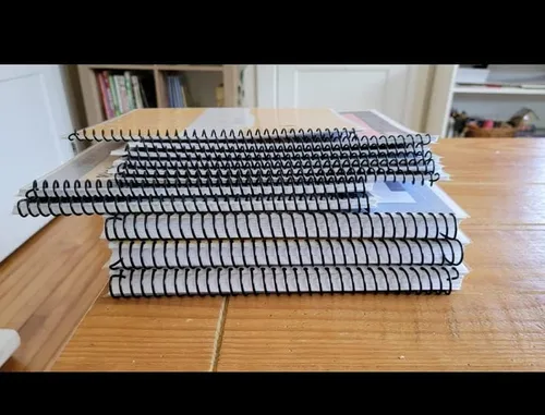 Vista 3 de Plutreas Paquete de 100 bobinas de encuadernación en espiral de plástico, paso de 4:1, espinas de encuadernación en espiral para documentos
