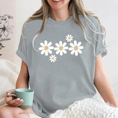Vista 3 de Faktuzi - Camisas de margaritas para mujer, camisetas de gran tamaño, camisetas gráficas de flores, camisetas vintage con estampado floral y cuello