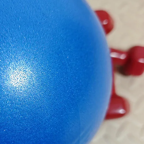 Vista 6 de Mini pelota de ejercicio de 9 pulgadas - Pelota de yoga y pilates portátil con superficie antideslizante para entrenamiento central, fitness - Uso