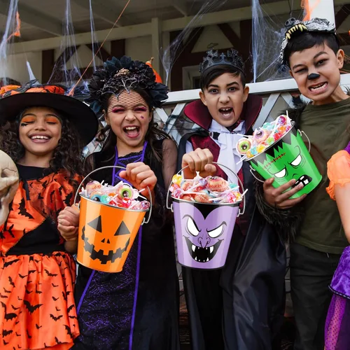 Vista 6 de Tioncy 6 cubos de calabaza de Halloween a granel de metal para trucos o golosinas, cubo de recuerdos de fiesta con asa, cubo pequeño de calabaza