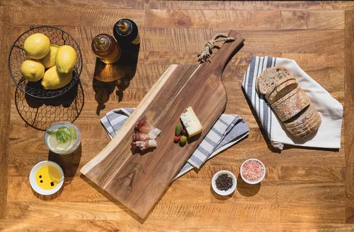 Vista 3 de PICNIC TIME Monogram - A - Tabla de embutidos de acacia personalizada de 24 pulgadas con borde de madera cruda, tabla de queso, plato para servir