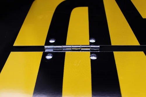 Vista 3 de Señal de carga de gran tamaño, aluminio, con bisagras centrales, reflectante (negro sobre amarillo, 60 x 12 pulgadas)