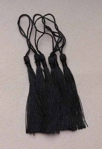 Vista 2 de SOWAKA 30 piezas de mini borlas suaves con lazo para manualidades, proyectos de manualidades, aretes, fabricación de joyas, recuerdo, graduación