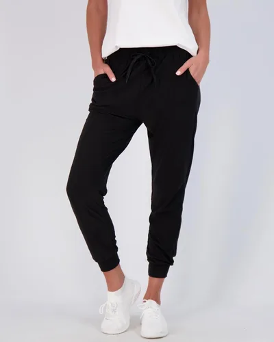 Vista 2 de Real Essentials - Pantalones, paquete de 3 unidades Real Essentials - Pantalones deportivos de yoga ultra suaves para mujer con bolsillos y cordón