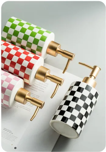 Vista 3 de Dispensador de jabón de cerámica a cuadros con bomba mate dorada a prueba de óxido, dispensador de jabón decorativo para baño o cocina