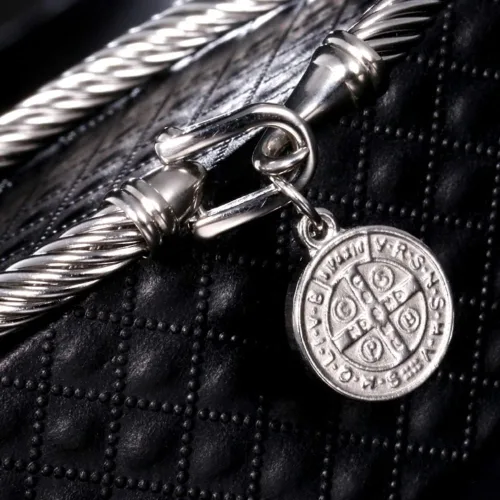 Vista 3 de Pulsera de acero inoxidable con dije de medalla de San Benito de Jesús San Benito, regalo de joyería religiosa