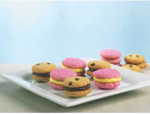 Vista 3 de Easy Bake Oven Ultimate Star Edition + Recambio de cupcakes de terciopelo rojo + repuesto de galletas de chocolate y azúcar rosa + mini batidor