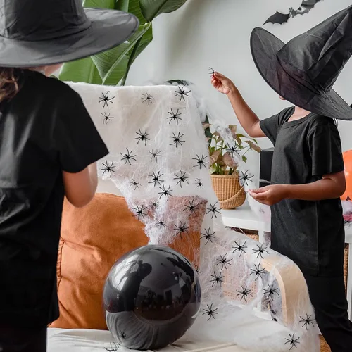 Vista 6 de Telarañas de 900 pies cuadrados para decoración de Halloween con 100 arañas falsas, telarañas súper elásticas para decoraciones de Halloween