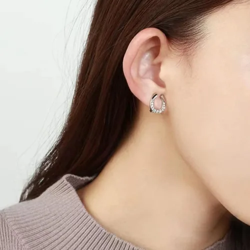 Vista 4 de Aretes de herradura lindos aretes de herradura para niñas y mujeres, pequeños aretes de plata de ley 925 con circonita cúbica, aretes de herradura
