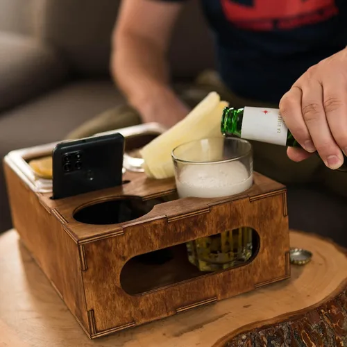 Vista 4 de Caja de cerveza de madera, regalo para los amantes de la cerveza, papá, hombre, él, novio, caja de bebidas, bandeja para aperitivos, soporte de mesa