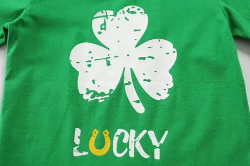 Vista 4 de Camisetas de trébol irlandés de manga corta para niños de 2 a 8 años