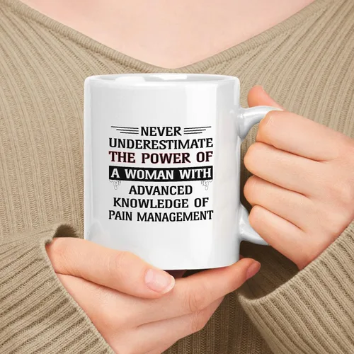 Vista 154 de Taza de cerámica blanca de 11 oz de regalo para mujer, nunca subestimes el poder de la mujer con talento para un diseño de software escalable