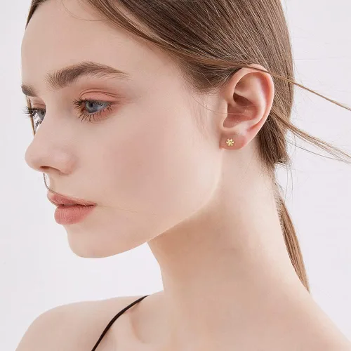 Vista 3 de Aretes de cartílago de margarita pequeña de 18 G para mujeres y niñas, plata de ley 925, chapados en oro de 14 quilates, mini lindos con circonita