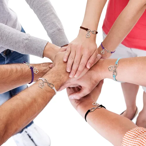 Vista 5 de Paquete de 15 pulseras de pata para niños y adultos, ajustables, pulseras con dijes, cachorros, perros, gatos, animales para fiestas temáticas