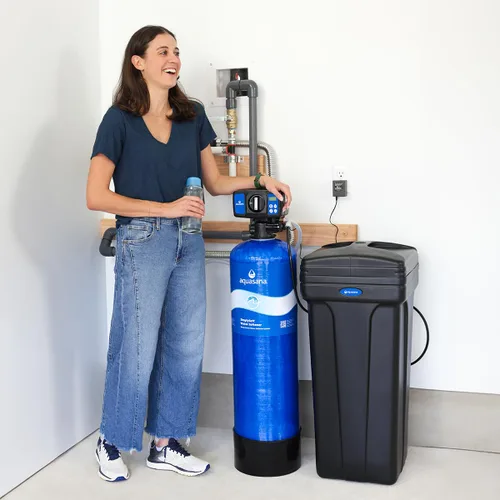 Vista 2 de Aquasana SimplySoft® Ablandador de agua de 40.000 granos - Reducción de agua dura para toda la casa - Sistema de tanque base y gabinete WH-SF40-BASE