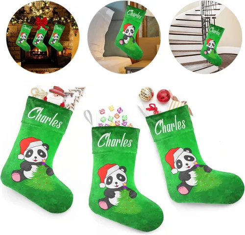 Vista 3 de Calcetines de Navidad con lindo panda verde personalizado con nombre, medias de Navidad personalizadas para la temporada de vacaciones familiares