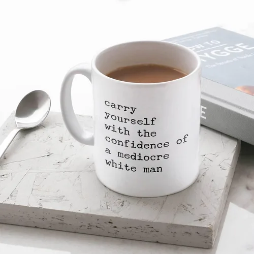 Vista 6 de Taza con texto en inglés «Carry Yourself With The Confidence Of A Mediocre White Man», divertida taza feminista, taza de cerámica tóxica para regalo