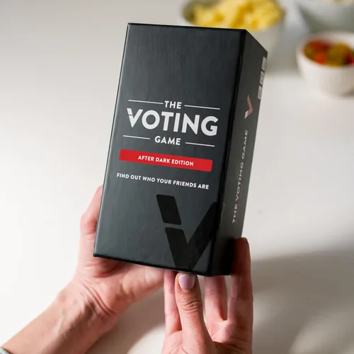 Vista 8 de The Voting Game After Dark Edition – El divertido juego de cartas para adultos sobre descubrir quiénes son tus amigos, perfecto para estudiantes