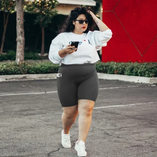 Vista 8 de MOREFEEL Pantalones cortos de ciclismo de talla grande de 8 pulgadas con bolsillos para mujer, cintura alta, control de abdomen, pantalones cortos