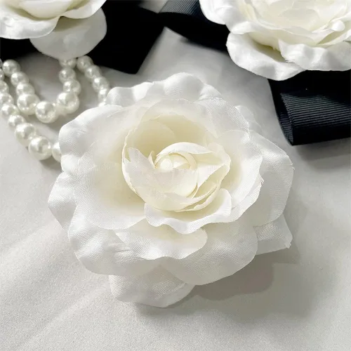 Vista 3 de Broches de seda con flores de camelia beige, delicadas flores, broche clásico para bodas, fiestas, banquetes de baile para mujeres, damas delicadas