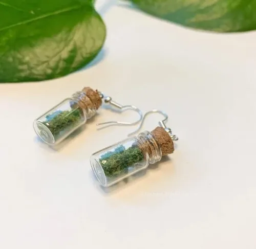 Vista 4 de Aretes de cannabis, aretes de maleza, 420, el mejor regalo de mordaza, aretes de marihuana falsos, cannabis falso, aretes divertidos, aretes