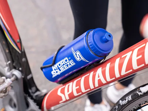 Vista 6 de Botellas de agua deportivas sin BPA de 32 onzas de presión rápida, paquete de 4