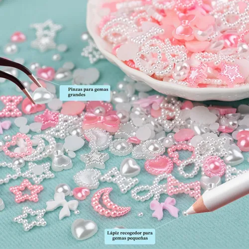 Vista 4 de 1200 piezas de dijes de uñas 3D con formas múltiples y perlas de base plana, estilos mixtos blanco y rosa, corazones, estrellas, lazos, girasoles