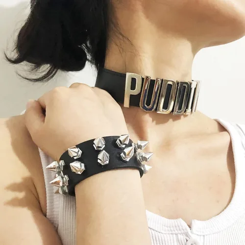 Vista 5 de Puddin - Juego de gargantilla y pulsera de cuero punk, collar de letra, accesorio de cosplay para mujer, disfraz de fiesta de Halloween