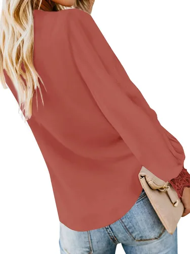 Vista 2 de LYANER Blusa casual de manga larga con cuello en V para mujer, con nudo frontal y botones